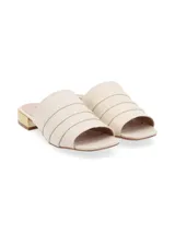 Sandalias rojas con taco cuadrado dorado.