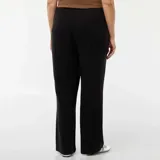 Pantalón negro de corte recto con cintura elástica y cordón ajustable.