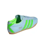 Championes Adidas Tokyo W, color celeste con detalles en verde y suela marrón.