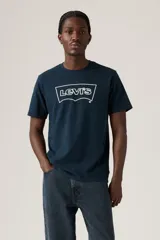 Remera azul marino de algodón con cuello redondo y logo Levi's blanco estampado en el pecho.