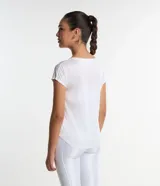 Remera deportiva blanca de microfibra leve con cuello redondo, mangas cortas y bajo redondeado.
