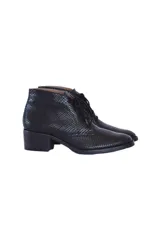 Botines negros de cuero con estampado de escamas, cordones y tacón bloque de 6 cm.