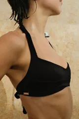 Top de bikini negro con breteles anchos al cuello y bretel regulable en la espalda.