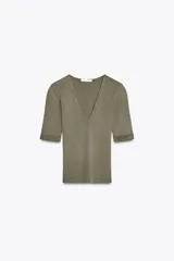 Camiseta verde oliva de algodón con escote en pico, corte slim fit y mangas tres cuartos con dobladillo.