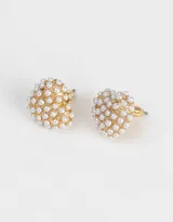 Aros pasantes dorados con forma de corazón, cubiertos de pequeñas perlas blancas.