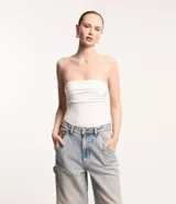 Body blanco de jersey, sin breteles, con escote recto y busto doble fruncido.