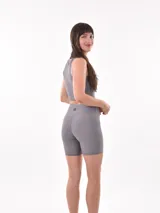 Calza corta de lycra color lila, tiro alto.