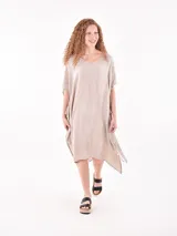 Vestido marrón medio con corte midi, mangas cortas y cuello en V.