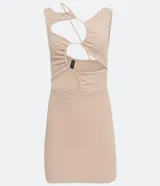 Vestido corto color beige, de canalé con tirantes anchos y recortes con repuxados.