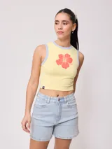 Short de jean celeste, corte regular, con bolsillos delanteros y traseros. Confeccionado en 98% algodón y 2% elastano.