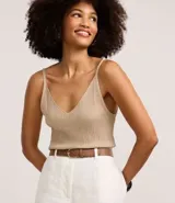 Musculosa color beige de punto canelado con hilo metalizado y escote en V.