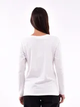 Remera manga larga color lila con cuello redondo y detalle de botones dorados en el hombro.