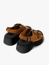 Sandalias marrones de cuero con plataforma negra y hebillas negras.