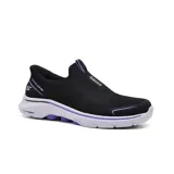 Championes deportivos Skechers Hands Free Slip-ins Go Walk 7 Sarai, color negro con detalles en lila y suela blanca. Diseñados con tecnología Heel Pillow, capellada de punto Stretch Fit, plantilla Skechers Air-Cooled Memory Foam, amortiguación ligera ULTRA GO y tecnología Hyper Pillar.