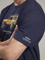 Remera azul marino de algodón con estampa de un Land Rover Defender amarillo y texto "Benson & Thomas Creative Archive".