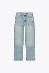 Pantalón de jean celeste de corte recto y tiro bajo, con cinco bolsillos y cierre frontal con cremallera y botón metálico.