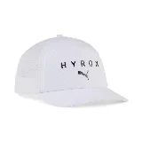 Gorra Puma X Hyrox Trucker blanca con logo de Puma y Hyrox en el frente. Diseño trucker con paneles traseros de malla.