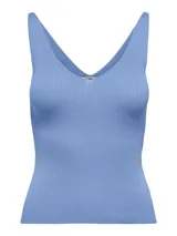 Top celeste de punto con cuello en V, breteles anchos y diseño ajustado.