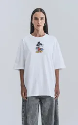 Remera blanca de algodón con cuello redondo y calce oversize. Estampado en la espalda de Mickey Mouse andando en skate con llamas y texto "Hot Diggity Skate Dogs".