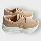 Zapatos náuticos color rosa con cordones y suela chunky blanca.
