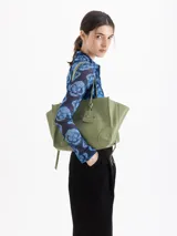 Bolso tote pequeño de cuero vacuno negro, con cierres funcionales en los laterales para mayor apertura y espacio. Incluye bolsillo cruzado interno y tag con aplique metálico.