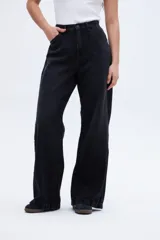 Pantalón de jean negro de corte amplio y relajado, con tiro alto y calce holgado.