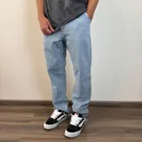 Pantalón de jean celeste de corte recto.