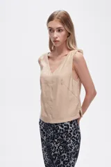 Blusa color beige de poliéster, al cuerpo y con cuello en V.