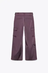 Pantalón cargo color ciruela de tiro medio con bolsillos delanteros, laterales y traseros. Incluye cinturón de la misma tela con hebilla metálica.