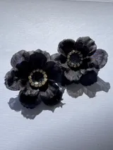 Aros de tela con forma de flor roja y centro de resina con strass.