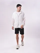 Campera azul marino con capucha y cierre frontal.