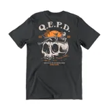 Remera marrón de algodón con estampa en la espalda de una calavera con esqueletos, palmeras y la inscripción &#x27;Q.E.P.D. Que en la playa descanses - Emexem&#x27;.