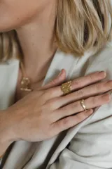 Anillo ancho de bronce con textura irregular.