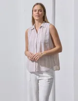 Camisa sin mangas de lino a rayas verticales azules y blancas, con cuello con solapa, escote en V, abertura central con botones y bolsillo en el pecho.