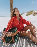 Camisa de manga larga color amarillo con cuello y botones frontales. Presenta un bordado dorado con el texto "Sierra Mora" en el cuello.