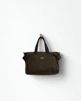 Cartera de cuero color verde oscuro, con doble asa corta y correa larga regulable. Diseño con bolsillo frontal y cierre metálico.