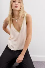 Top negro de viscosa con escote en V y detalle de lurex dorado en los bordes.