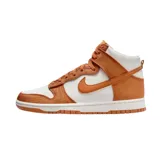 Zapatillas Nike Dunk High Retro SE color marrón curry oscuro y blanco.