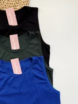 Top ajustado azul de canalé, sin mangas y diseño cropped con corte en pico.