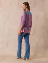 Blusa de modal estampado con cuello redondo y mangas 3/4. Tiene apliques de brillos en el frente.