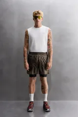 Musculosa deportiva blanca de tejido ligero y elástico con zonas perforadas para mayor transpirabilidad.