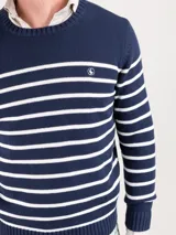 Jersey de punto inglés verde con rayas horizontales blancas, cuello redondo y logo bordado en el pecho.