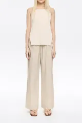 Pantalón corte jogger color beige, con largo tobillero, bolsillos tipo alforja y logo bordado. Cintura elástica ajustable con cordones.