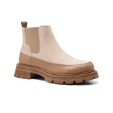 Bota Chelsea color beige con suela track color marrón.