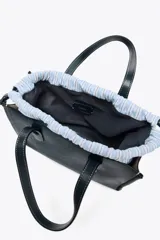 Bolso shopper azul marino de mano con doble asa y pespuntes a contratono. Incluye bolsa de tela extraíble con cierre fruncido y correa extraíble de tejido para usar como bandolera.
