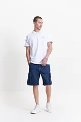 Bermuda de jean azul con efecto lavado, corte recto y bolsillos cargo laterales.