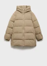 Campera puffer color beige con capucha, cierre frontal con cremallera y bolsillos laterales.