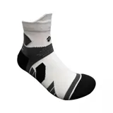 Medias tobilleras deportivas blancas con detalles geométricos en gris y negro.