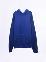 Buzo canguro de color azul liso, con capucha y bolsillo canguro frontal.