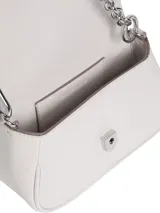 Bandolera Calvin Klein color blanco, con correa de cadena plateada y correa fina ajustable.